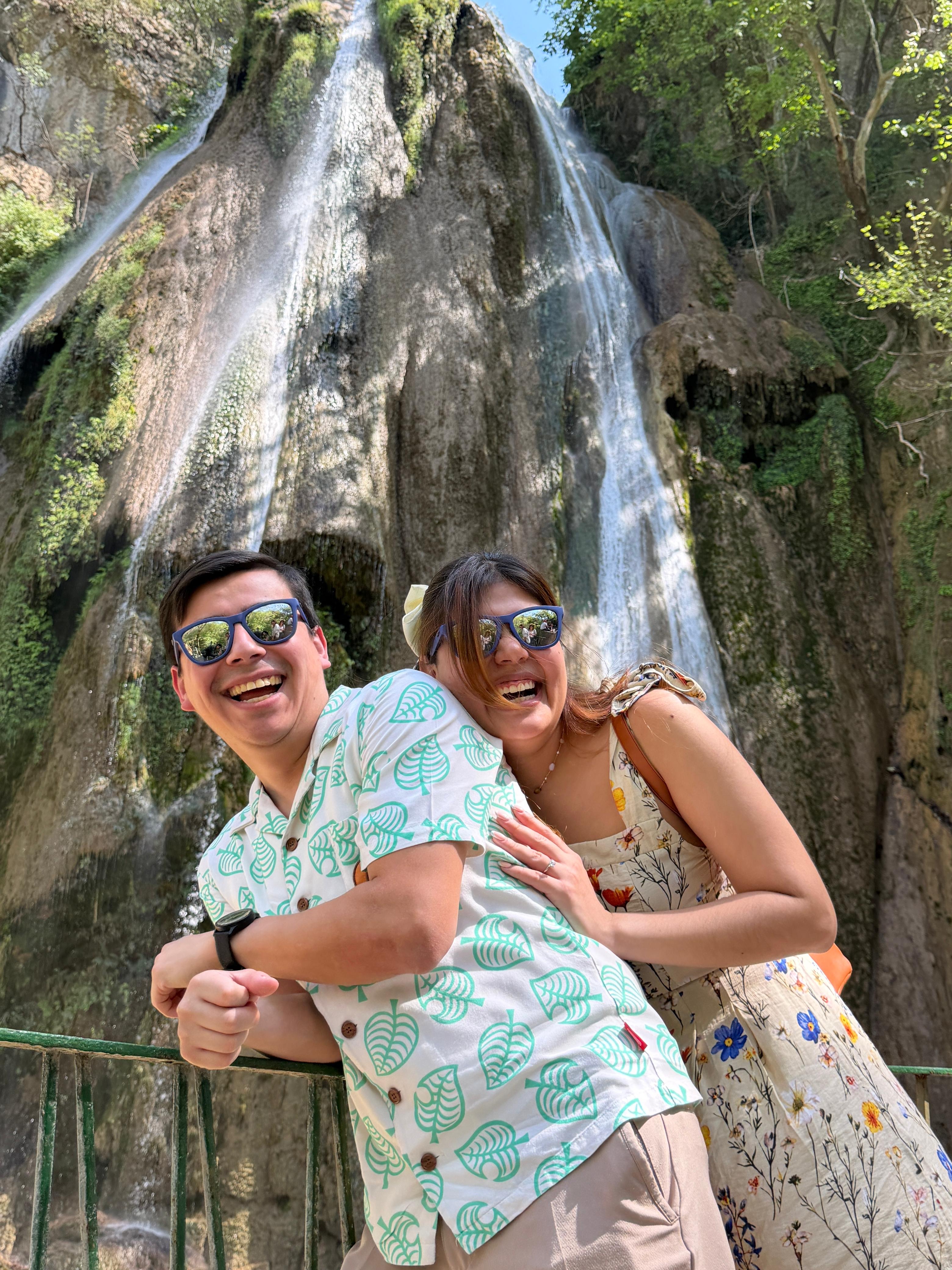 Lizeth y Sergio mostrando el anillo de compromiso